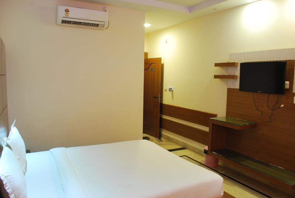 Hotel Basera Brij Bhoomi Vrindavan Bagian luar foto