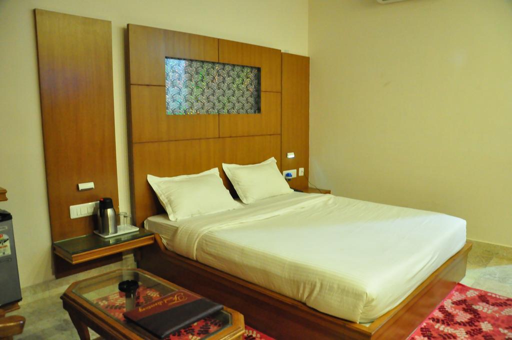 Hotel Basera Brij Bhoomi Vrindavan Ruang foto