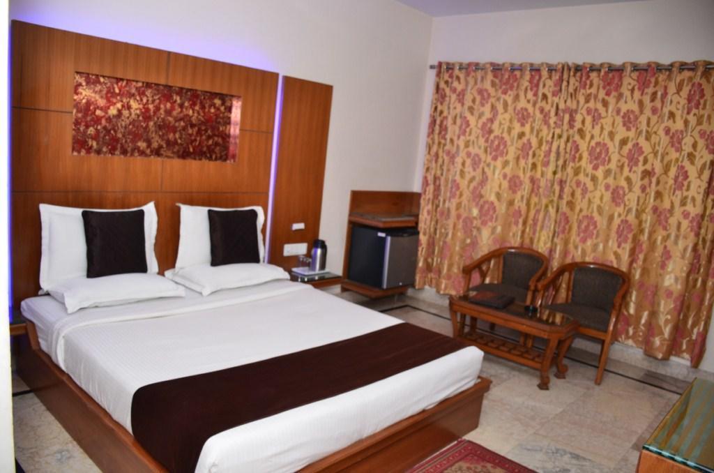 Hotel Basera Brij Bhoomi Vrindavan Bagian luar foto